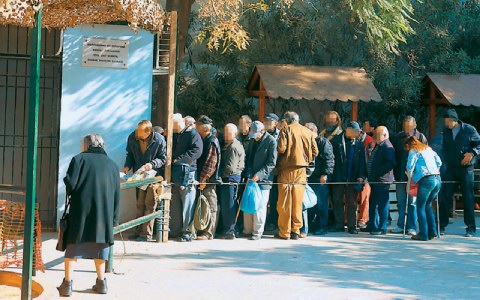 Δραματική είναι η αύξηση των ανθρώπων που καταφεύγουν στα συσσίτια του Δήμου Αθηναίων. Τους τελευταίους μήνες καταγράφεται αύξηση κατά 40%, με τους Ελληνες να είναι συντριπτικά περισσότεροι